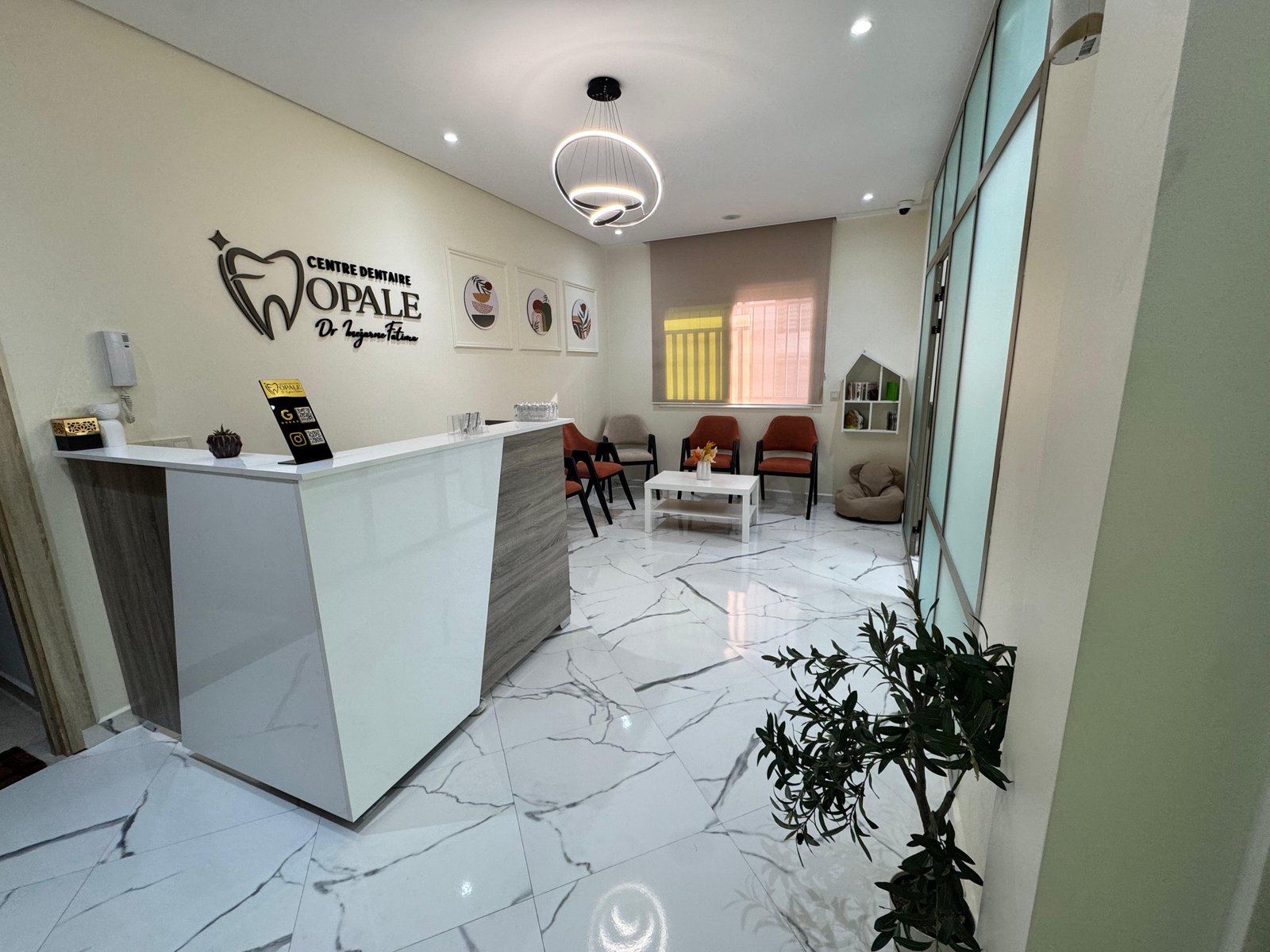 Accueil et salle d'attente du Centre Dentaire Opale à Oulfa, Casablanca